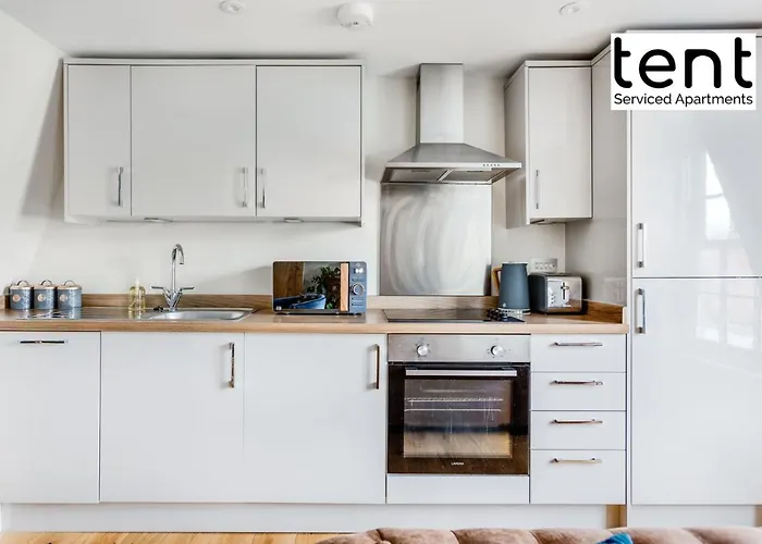 Bright, Stylish Two Bedroom Apt In Town Centre With Free Parking At Tent Serviced Apartments Chertsey